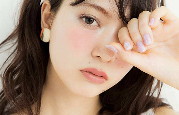 “剛睡醒妝”化妝教程，無辜又性感