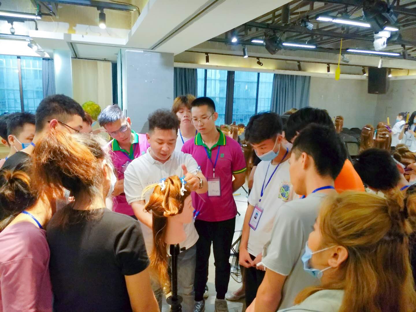 南寧美發(fā)學(xué)校：時尚電棒造型班開班，人氣爆棚