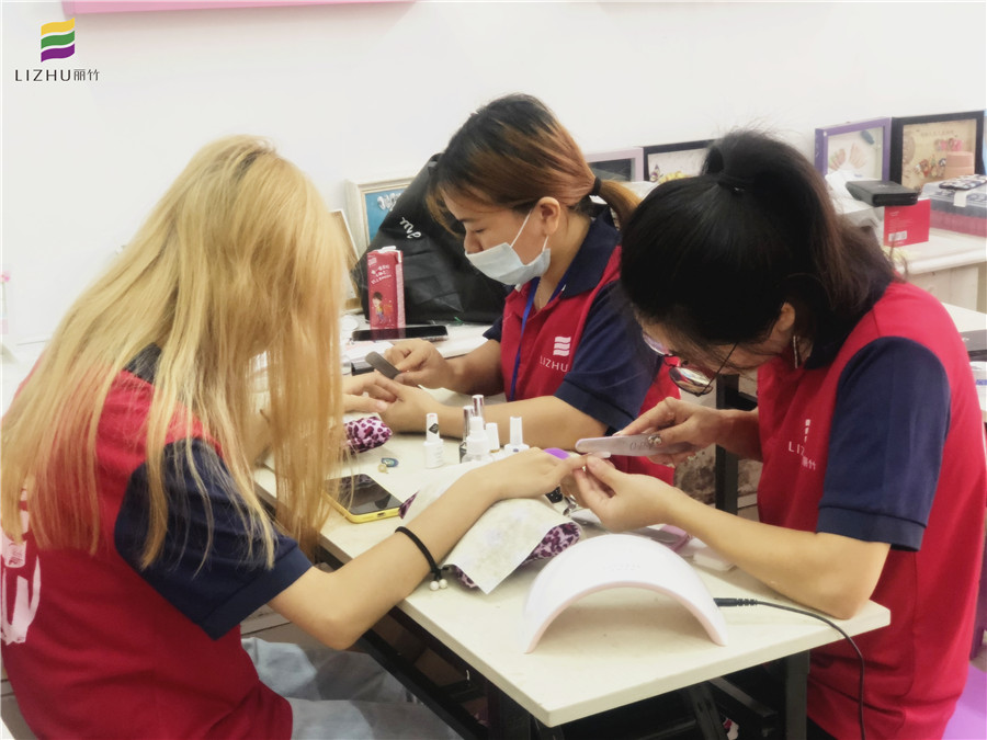南美甲課堂：元?dú)鉂M(mǎn)滿(mǎn)的美甲課堂