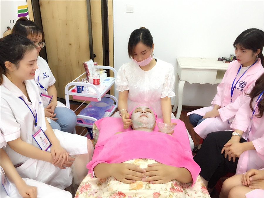 南寧美容學(xué)堂：敷膜，女人變美必修課程