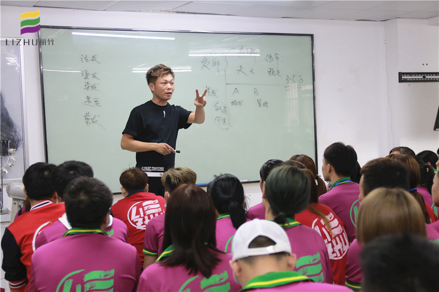 麗竹萊熙美發(fā)市場(chǎng)部進(jìn)行就業(yè)宣講