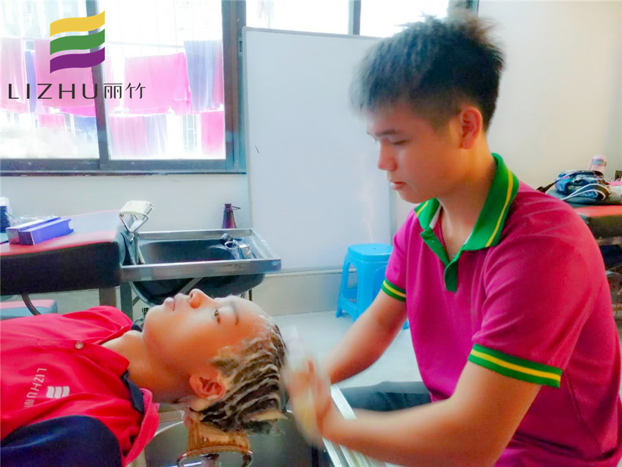 美發(fā)學(xué)員心得：老師，我們沒有忘