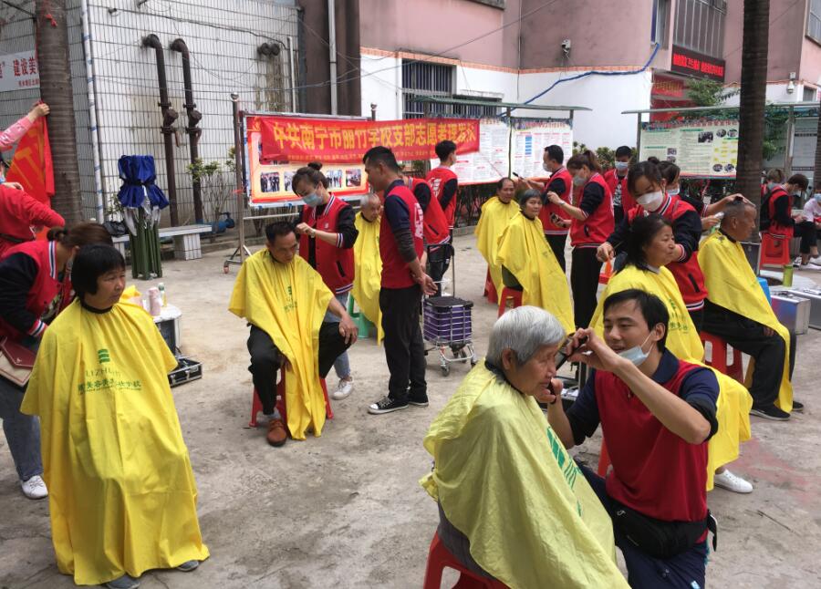 “雷鋒義剪”入社區(qū)，方知南寧美發(fā)學(xué)校哪家好