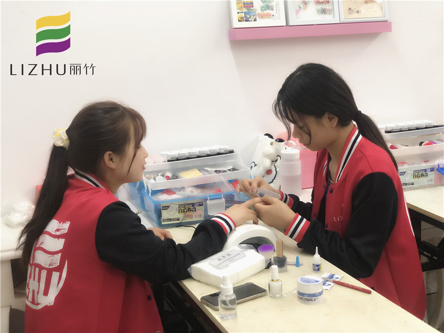 看了這份甲教程，會(huì)知道南寧美甲學(xué)校哪家好
