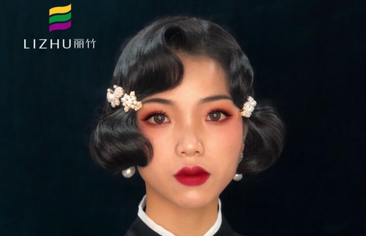 民國旗袍妝容，顯示南寧專業(yè)化妝學(xué)校實力