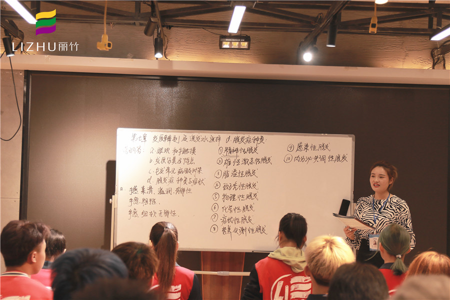 直擊美發(fā)課堂，感受廣西好的美發(fā)學(xué)校氛圍