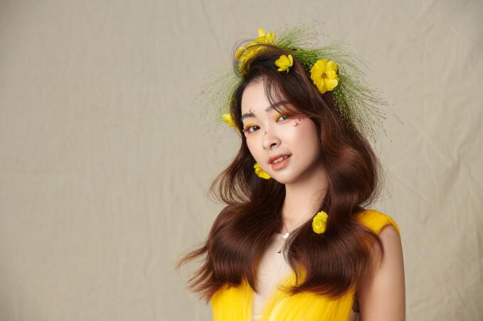 輕氧花漾披發(fā)造型，帶你去看南寧化妝學(xué)校哪家好