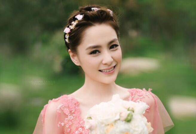 和廣西熱門彩妝學(xué)校學(xué)伴娘妝的畫法吧