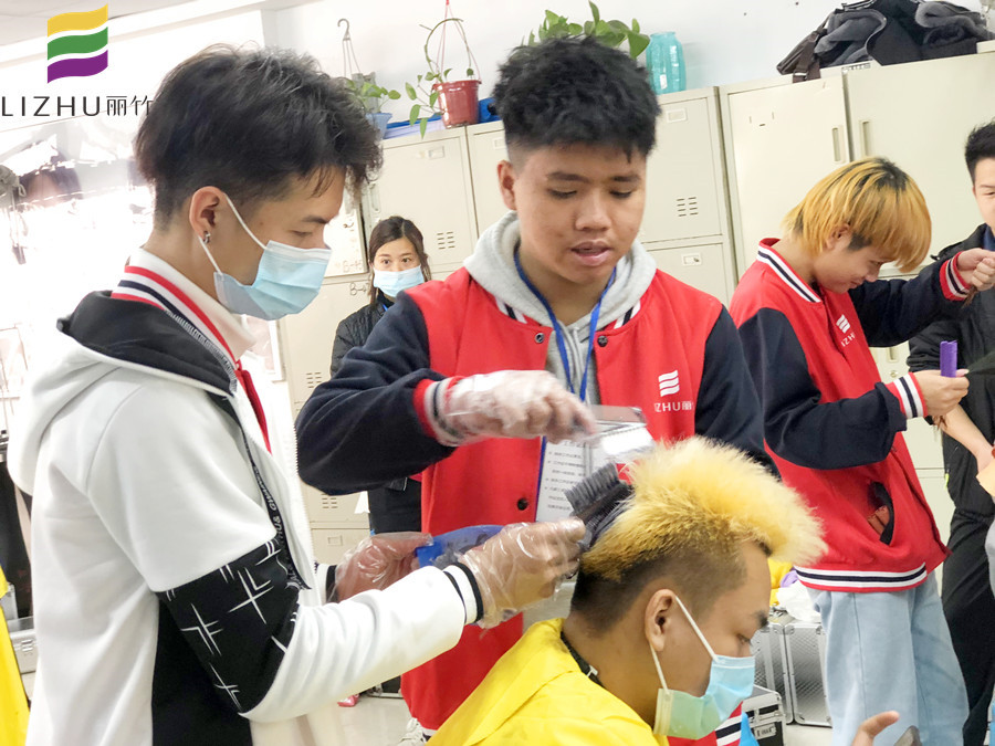 來(lái)南寧美發(fā)培訓(xùn)班，學(xué)專業(yè)染發(fā)技術(shù)