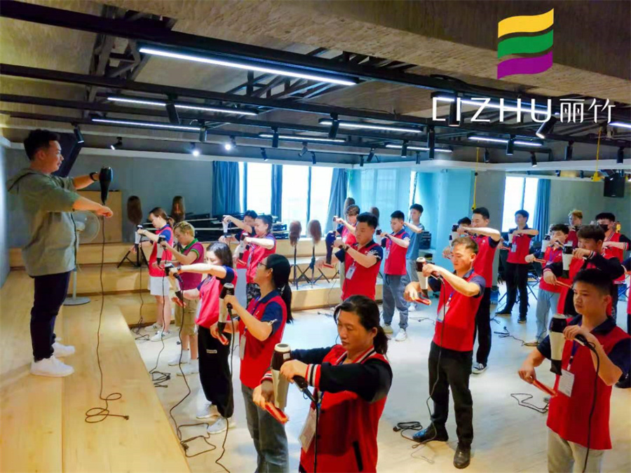 美發(fā)吹風造型教程，廣西師資強的美發(fā)學校找到了