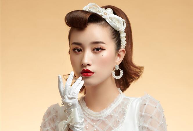 復(fù)古迪斯科妝容造型，廣西化妝學(xué)校這款造型愛了嗎？