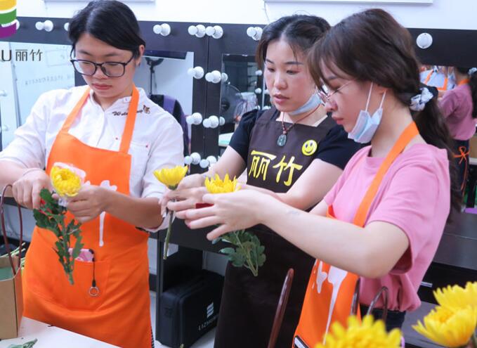 插花如何進行色彩搭配？南寧花藝培訓(xùn)班來教你
