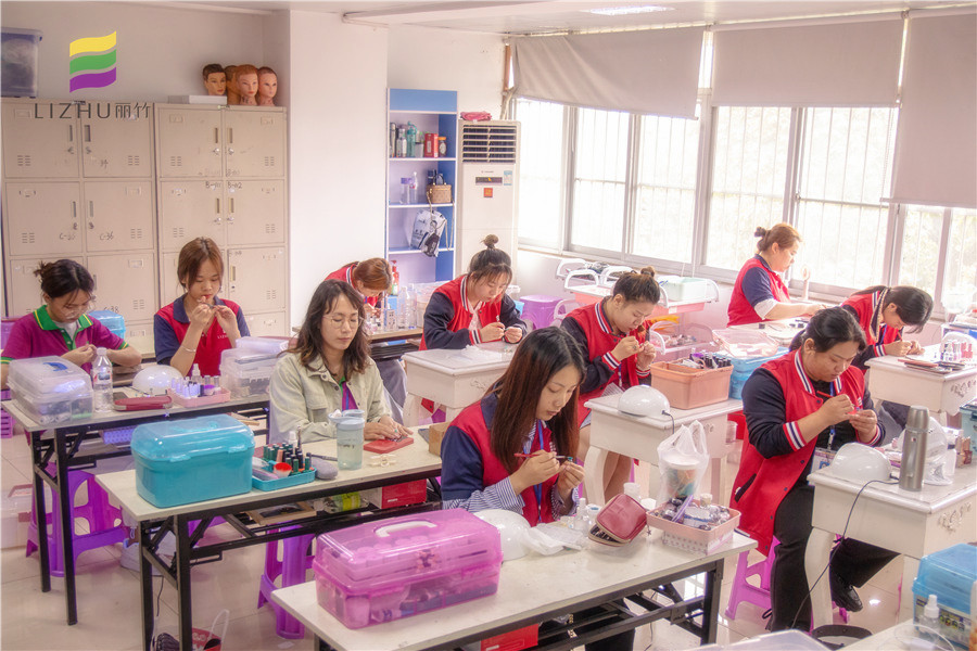 學(xué)美甲需要什么條件？南寧美甲培訓(xùn)學(xué)校為你解答