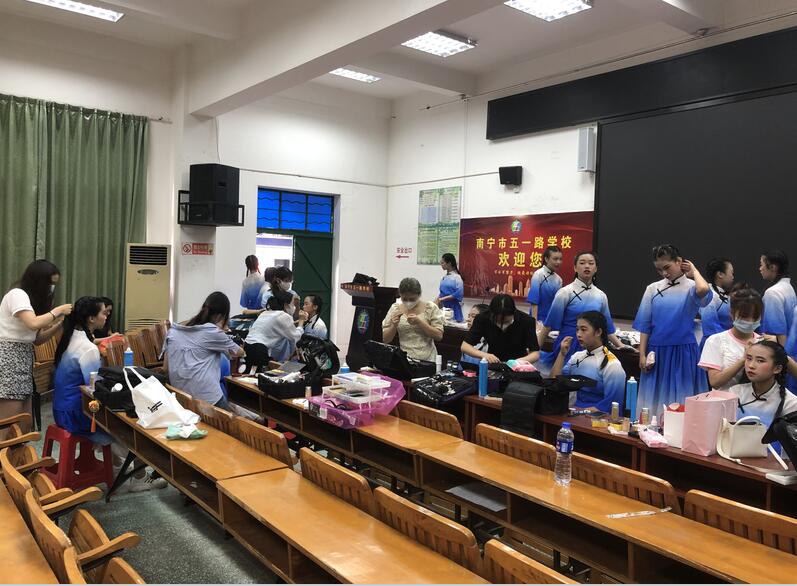 南寧化妝學(xué)校外出實(shí)踐，受到演員比心點(diǎn)贊