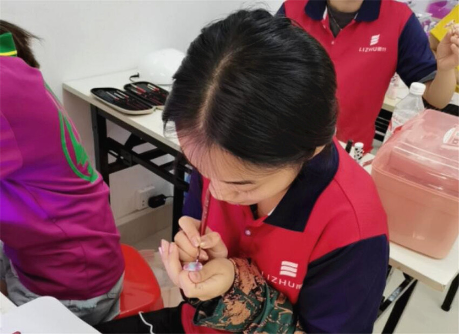 喜歡美甲，是因?yàn)樗娜f種風(fēng)情