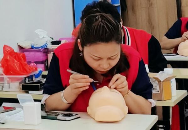 南寧專業(yè)美睫培訓(xùn)學(xué)校：學(xué)美睫有前途嗎？