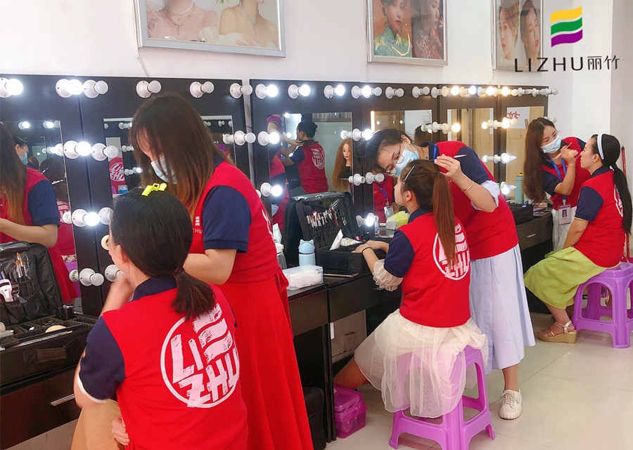 南寧化妝去哪里學(xué)？來(lái)麗竹化妝全能班啊