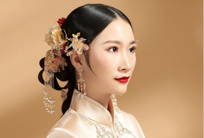 簡約秀禾新娘造型，看南寧化妝學(xué)校哪家有實(shí)力