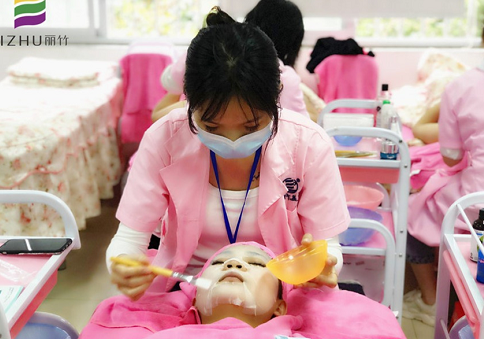 怎么做面部水療？廣西美容課堂上課教你
