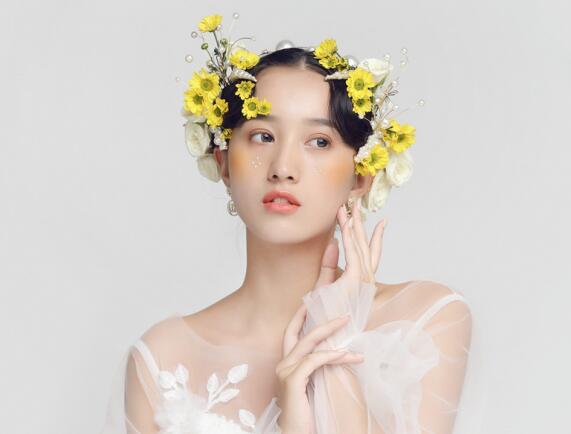 秋天適合哪種口紅色系？廣西專業(yè)化妝培訓(xùn)給你列清單