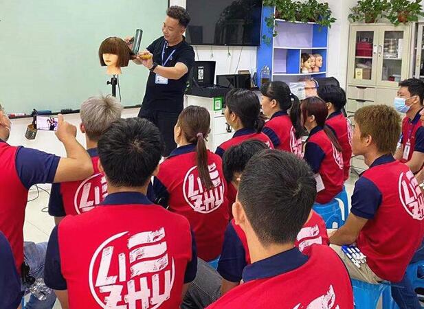 怎么剪平劉海？南寧專業(yè)美發(fā)學(xué)校課堂實(shí)操