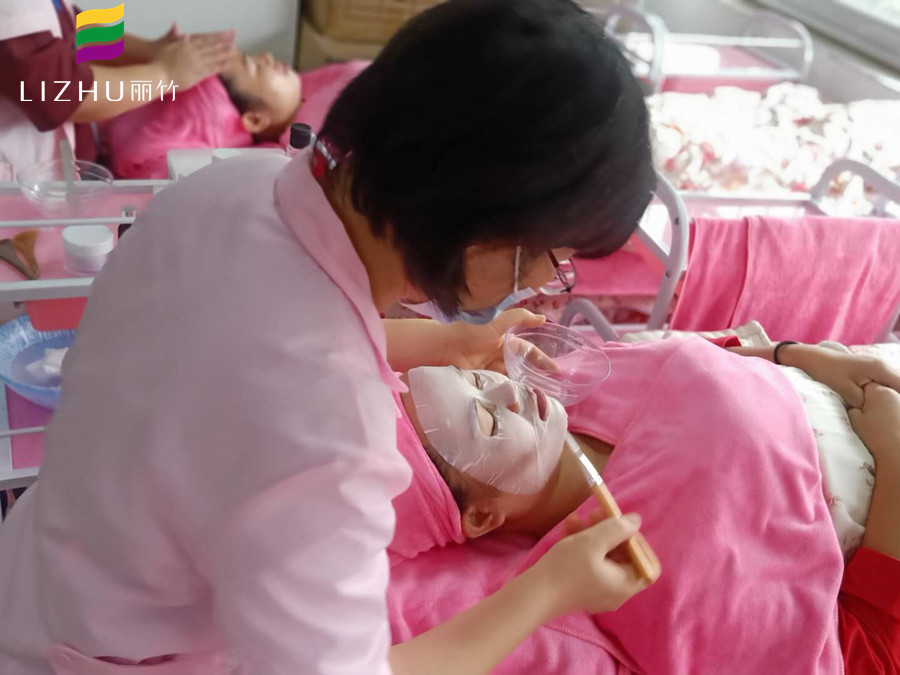 秋季皮膚如何補水？麗竹美容學(xué)校分享技巧