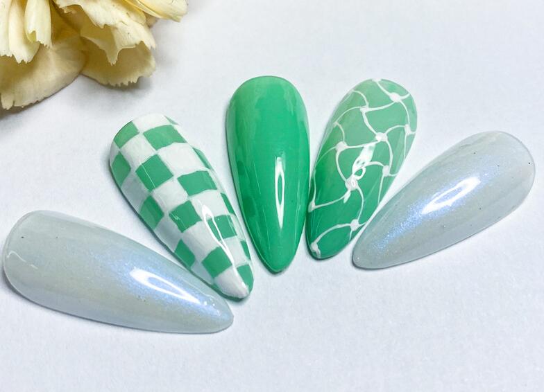 看棋盤美甲作品，知道廣西美甲學校哪家教學好