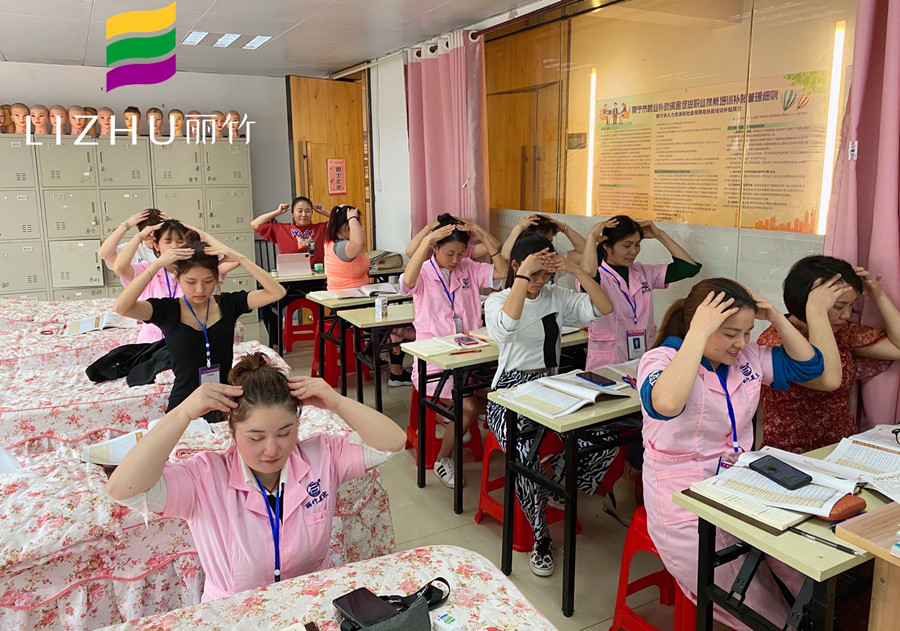 美容學(xué)員如何練習(xí)手法？廣西專業(yè)美容培訓(xùn)給你示范