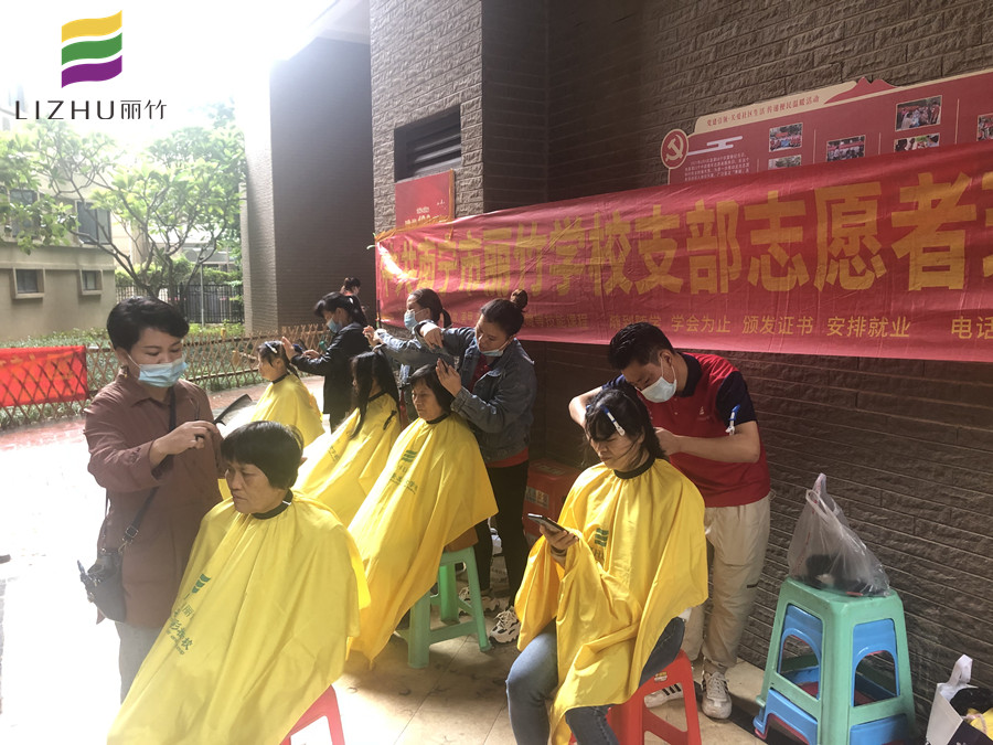 社區(qū)義剪暖人心！傳遞廣西專業(yè)美發(fā)學校正能量