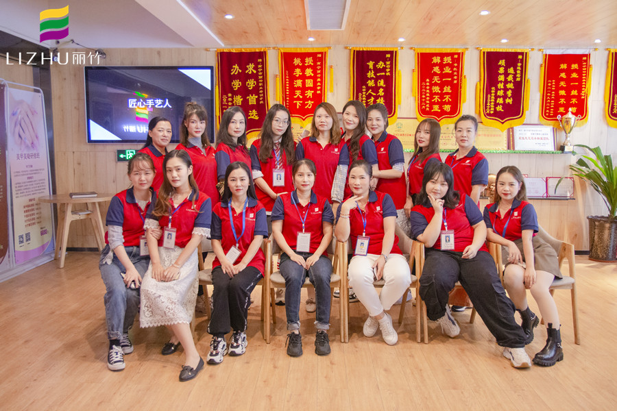 滿滿的畢業(yè)祝福，送給廣西專業(yè)化妝培訓(xùn)學(xué)校