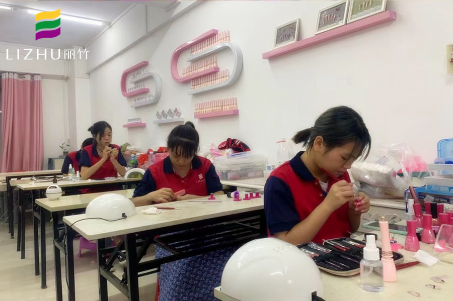 南寧專業(yè)美甲學(xué)校，教你專業(yè)美甲技術(shù)