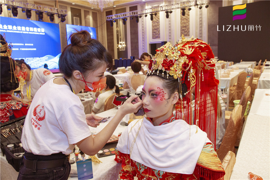 冬天卡粉怎么辦？南寧化妝課堂正在為你講解