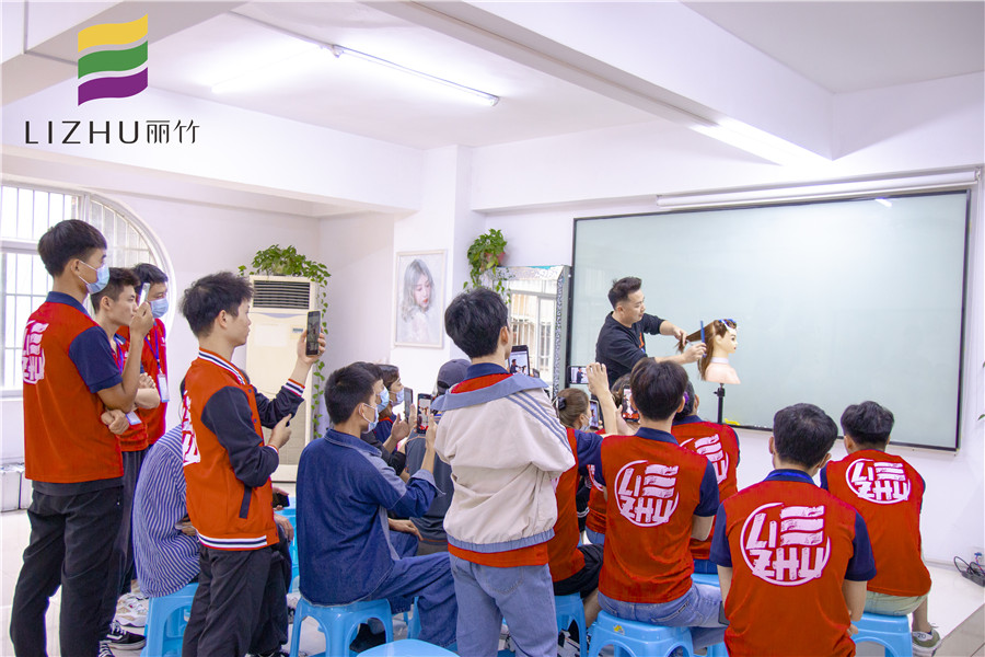 鎖骨發(fā)修剪技巧，南寧教理發(fā)的學(xué)校分享