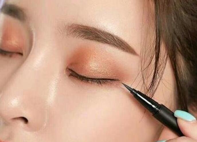 如何防止畫(huà)眼線時(shí)手抖？南寧化妝課程學(xué)習(xí)內(nèi)容