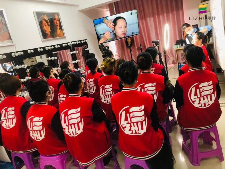 冬季正確的化妝步驟，這些技巧南寧化妝學(xué)校告訴你