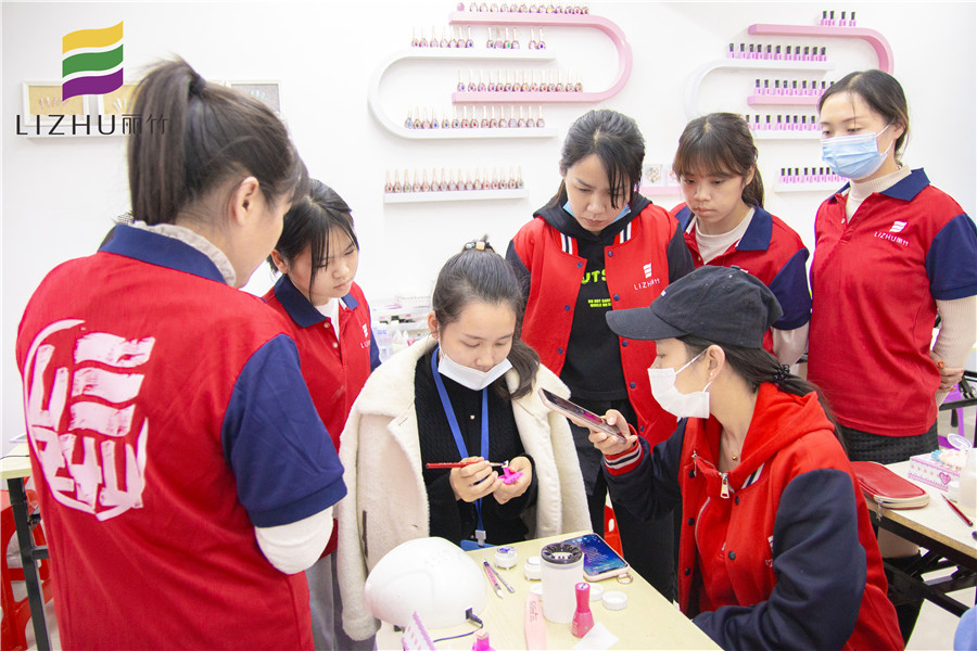 雕花美甲步驟，一起去南寧排名前十美甲學(xué)?？纯?>
								
								<span id=