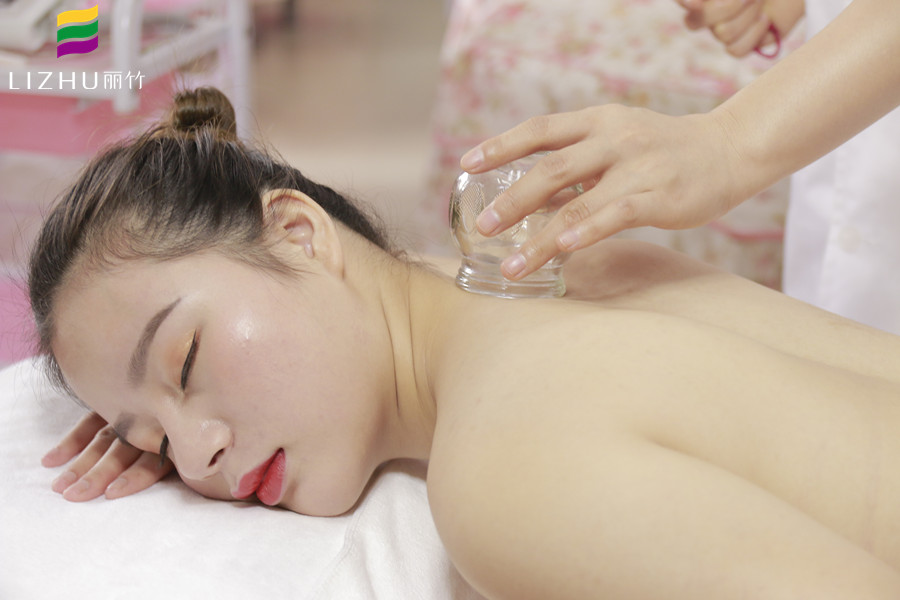 拔罐的注意事項(xiàng)，南寧美容師培訓(xùn)學(xué)校必學(xué)課程