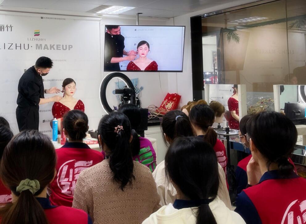 麗竹彩妝學校上演“換臉術”，展現(xiàn)南寧學彩妝哪家技術強