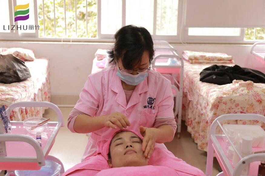 美容師不告訴你的皮膚護理小技巧，麗竹美容學(xué)校幫你找到啦