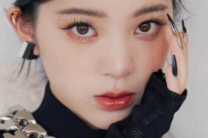 學小鹿感財閥千金”仿妝，知南寧學化妝哪家?guī)熧Y強_