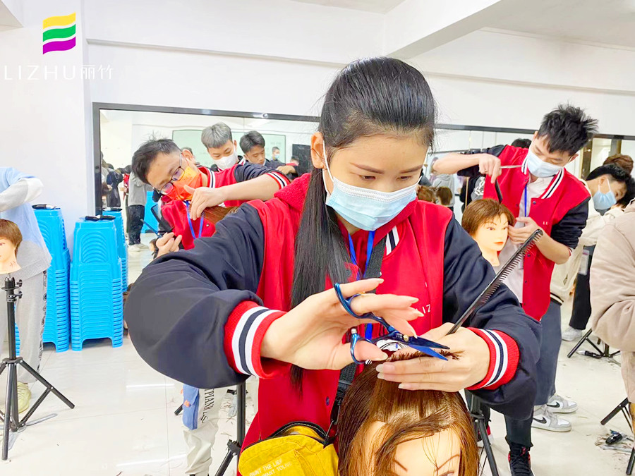剪刀手法頭模練習，在廣西專業(yè)美發(fā)學校進行