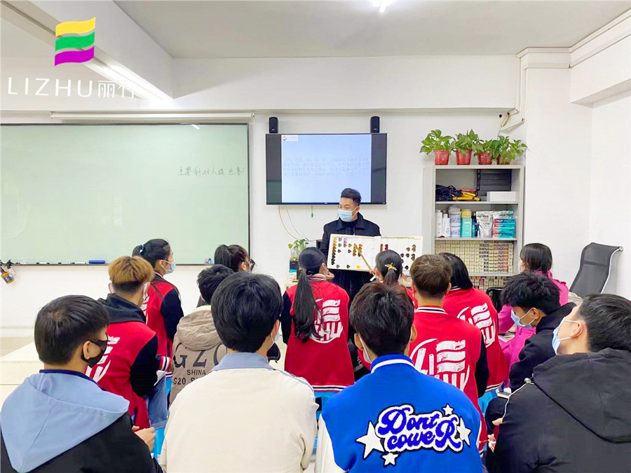 南寧哪里可以學染發(fā)？來麗竹學校魔幻色彩班