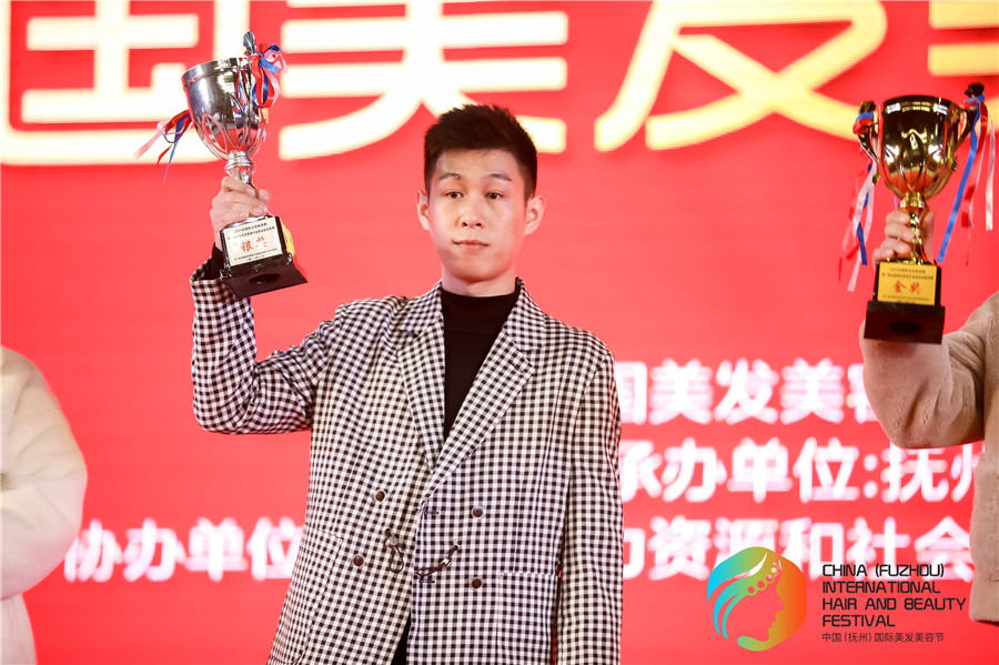 亞軍！祝賀玉可寧老師在全國美發(fā)美容行業(yè)職業(yè)技能競賽斬獲佳績