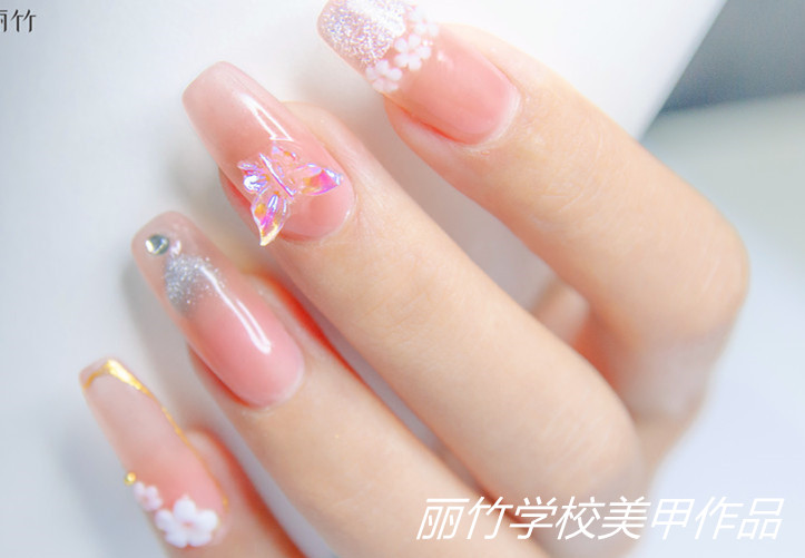 南寧美甲培訓機構(gòu)作品：卡通雕花美甲