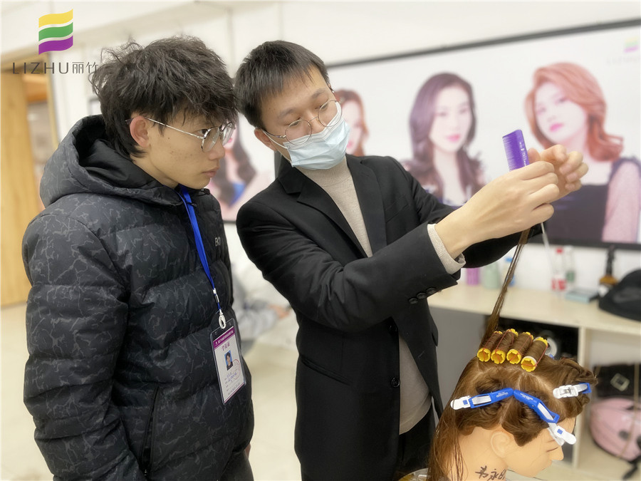 美發(fā)初學者如何練習上杠？廣西專業(yè)教燙染的學校教你