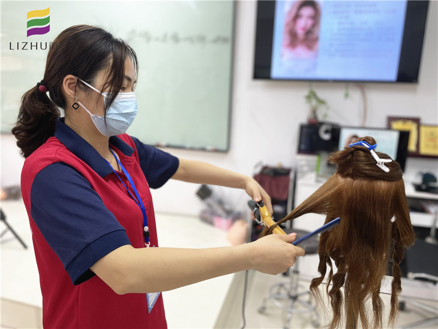 美發(fā)新手使用電卷棒操作方法，南寧美發(fā)課程