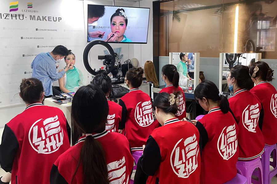 廣西彩妝學(xué)校舞臺(tái)妝欣賞，展現(xiàn)色彩夸張之美