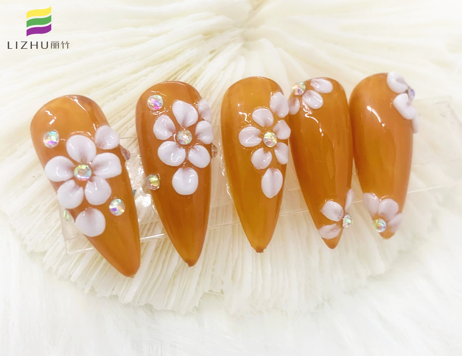 彩繪立體雕花美甲，南寧美甲培訓(xùn)專業(yè)學(xué)校作品