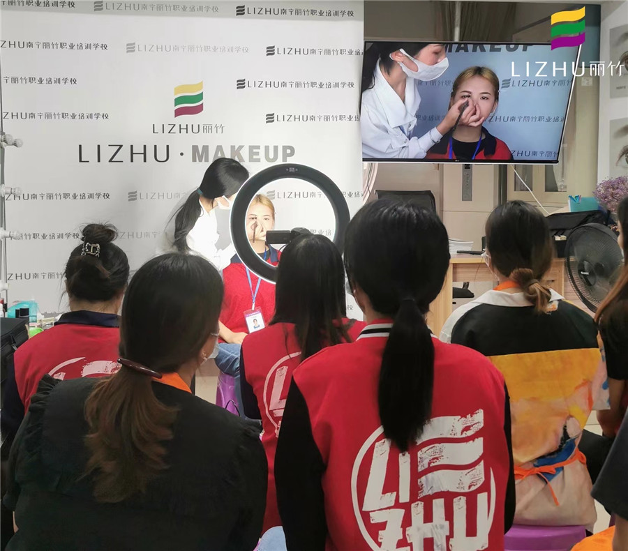 化妝新手畫眉方法，廣西化妝彩妝培訓(xùn)學(xué)校演示手法