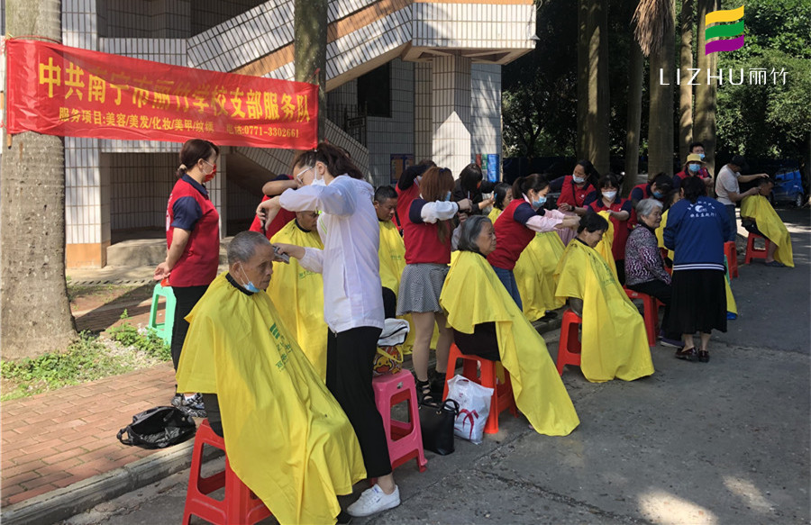 免費(fèi)理發(fā)進(jìn)社區(qū)，廣西美發(fā)培訓(xùn)學(xué)校實(shí)踐活動(dòng)